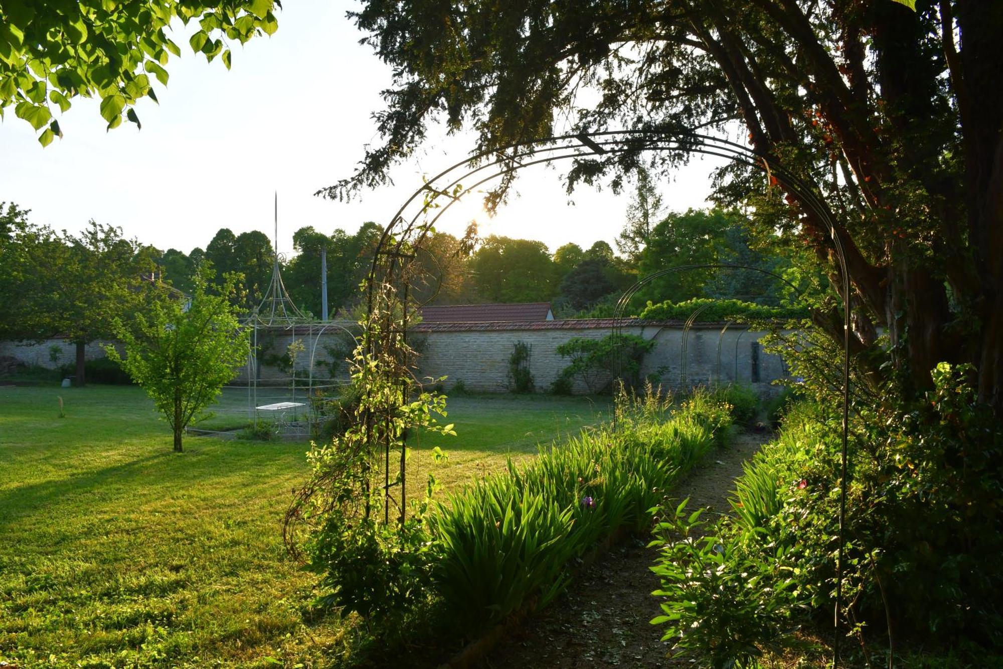 Le Val Clos, Appartement Dans Une Maison De Maitre 19E Tanlay Exterior photo