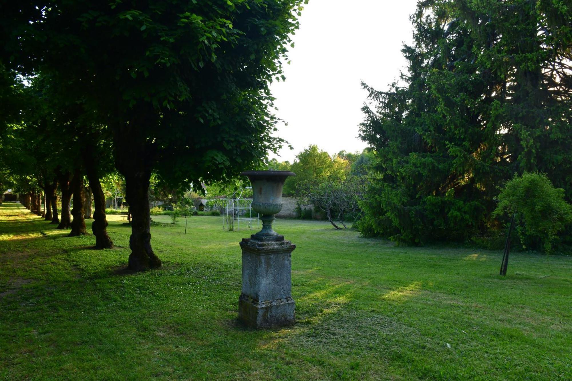 Le Val Clos, Appartement Dans Une Maison De Maitre 19E Tanlay Exterior photo